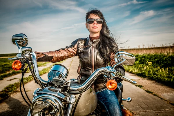 Biker Mädchen auf einem Motorrad — Stockfoto