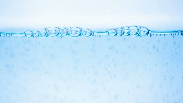 Muchas burbujas en el agua de cerca, onda de agua abstracta con burbujas — Vídeo de stock