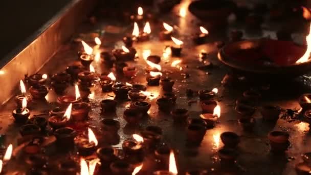 Brandende kaarsen in de Indiase tempel. Diwali het festival van lichten. — Stockvideo