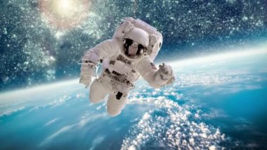 Uzaydaki astronot, Dünya gezegeninin arka planına karşı. Bu görüntünün elementleri NASA tarafından desteklenmektedir.