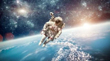 Uzaydaki astronot, Dünya gezegeninin arka planına karşı. Bu görüntünün elementleri NASA tarafından desteklenmektedir.