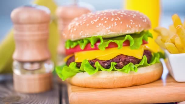 Hambúrguer saboroso e apetitoso cheeseburger — Vídeo de Stock