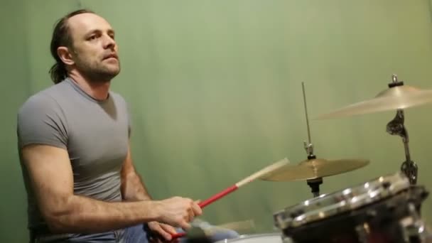 Музикант грає на барабанах на сцені — стокове відео