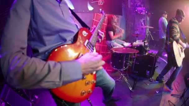 Zenekari fellépések a színpadon, rockzenei koncert — Stock videók