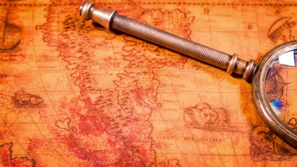 Nature morte vintage. Loupe vintage se trouve sur la carte du monde antique en 1565 .