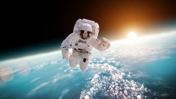宇航员在地球的背景下在外层空间工作。美国航天局提供的这一图像的要素. — 图库视频影像