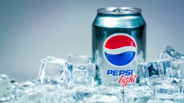 реклама на вендинговых автоматах. имитация рекламы. необычная наружная реклама. креативная реклама школы. наружная реклама пепси.