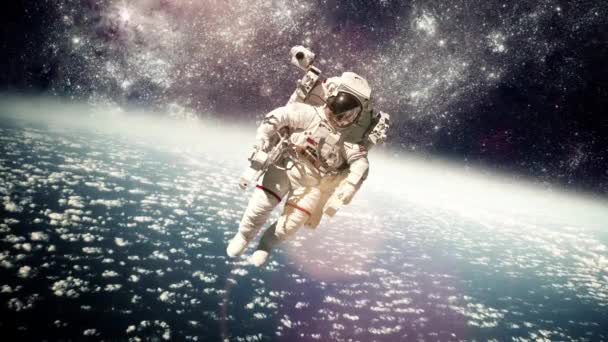 宇宙飛行士は地球を背景に宇宙空間にいます。NASAによって提供されたこの画像の要素. — ストック動画