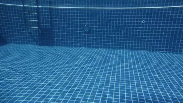 Wasser im Schwimmen unter Wasser — Stockvideo