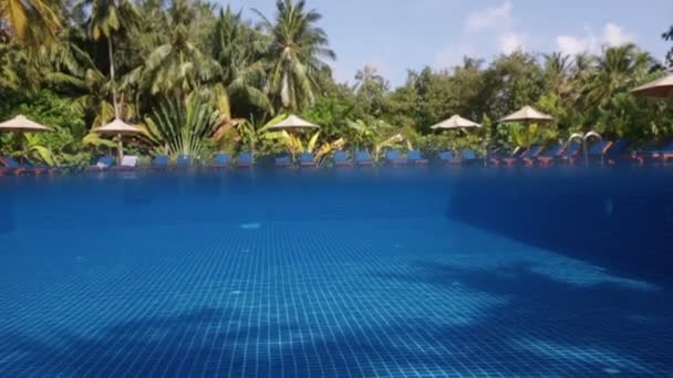 Água em uma piscina subaquática — Vídeo de Stock