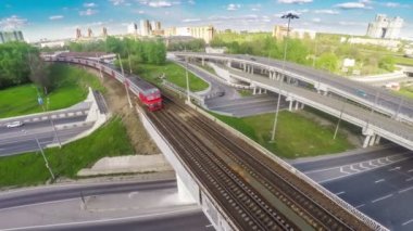Kuş Uçuş junction yakınındaki köprüde hareket hızlı trende görüntülemek