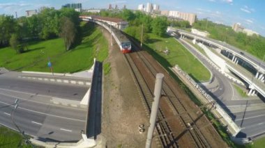 Kuş Uçuş junction yakınındaki köprüde hareket hızlı trende görüntülemek