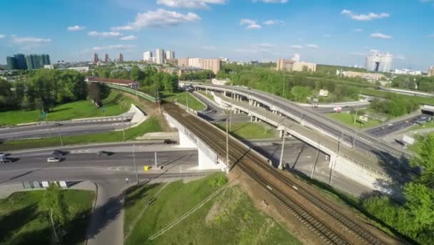 Vista desde el vuelo del pájaro en el tren en movimiento rápido en el puente cerca del cruce — Vídeo de stock