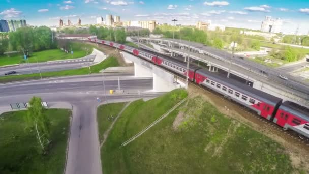 Vista desde el vuelo del pájaro en el tren en movimiento rápido en el puente cerca del cruce — Vídeos de Stock