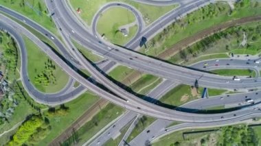 Bir otoyol kavşağının hava görüntüsü