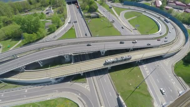 Вид с воздуха на перекресток автострады — стоковое видео