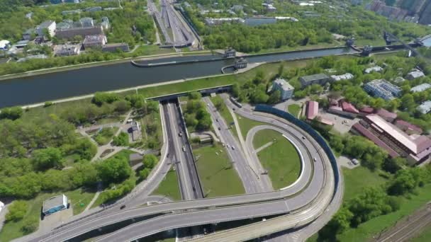 Вид с воздуха на перекресток автострады — стоковое видео