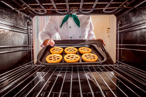 Cocinero cocina en el horno. — Foto de Stock