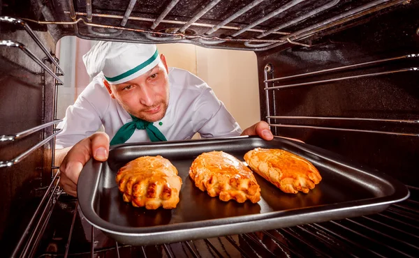 Cocinero cocina en el horno. —  Fotos de Stock