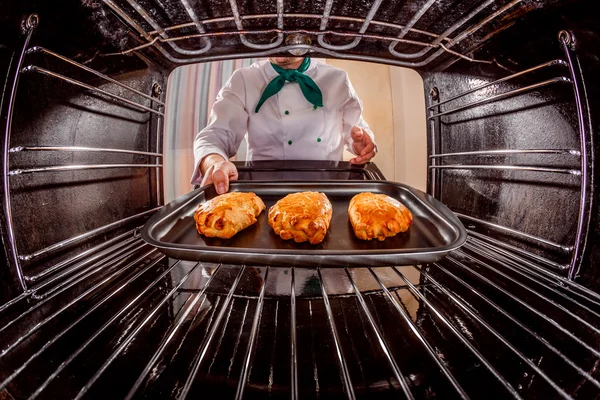 Kock matlagning i ugnen. — Stockfoto