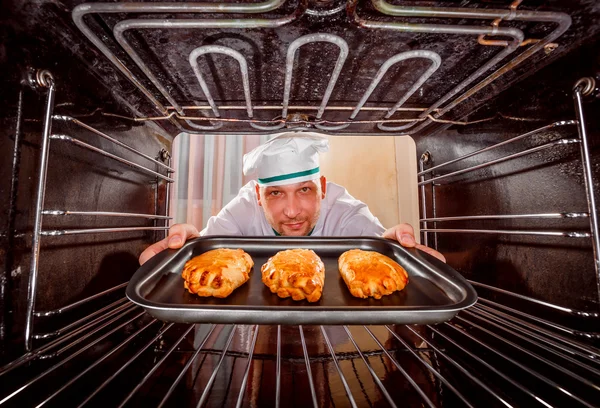 Cocinero cocina en el horno. —  Fotos de Stock