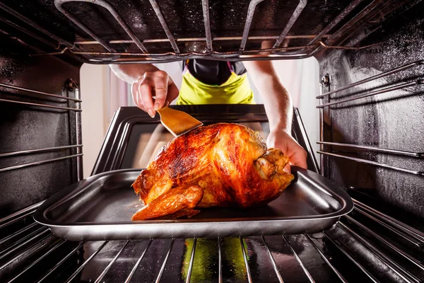 Vaření kuře v troubě doma. — Stock fotografie