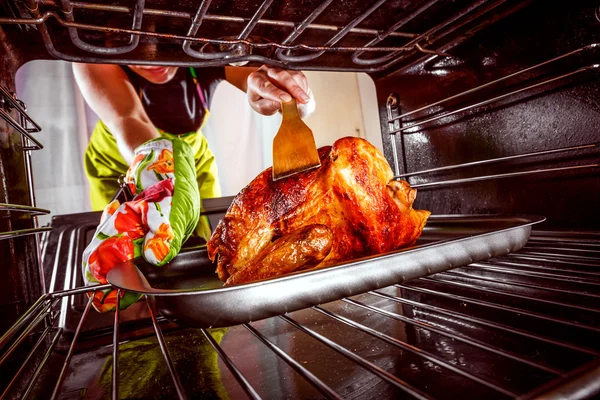 Matlagning kyckling i ugnen hemma. — Stockfoto