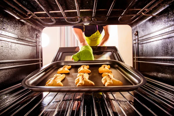 Assar pão de gengibre homem no forno — Fotografia de Stock