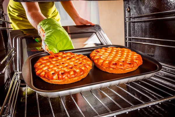 Kochen im heimischen Backofen. — Stockfoto