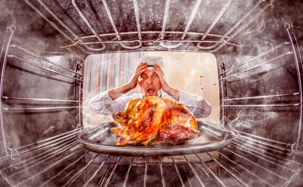 Legrační šéfkuchař zmatený a rozzlobený. poraženým je osud! — Stock fotografie