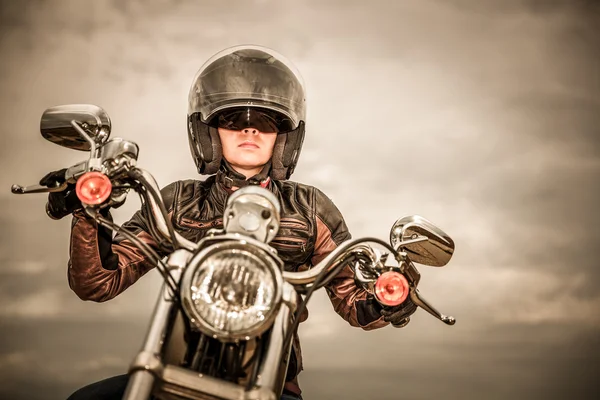 Biker Mädchen auf einem Motorrad — Stockfoto