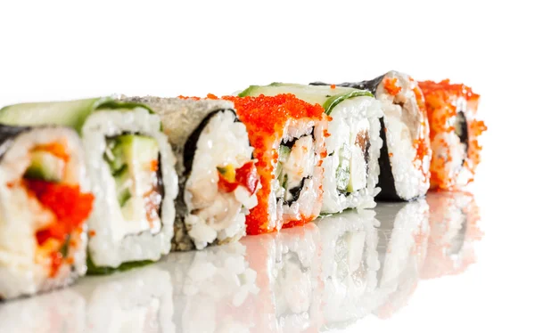 Rollo de sushi sobre fondo blanco — Foto de Stock