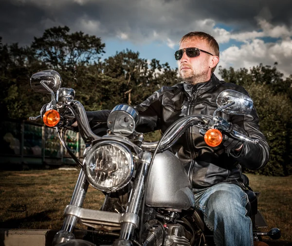 Motorrijder op een motorfiets — Stockfoto