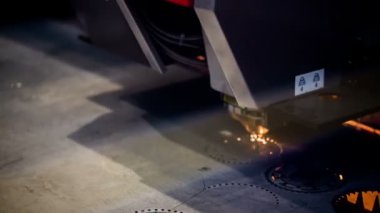 CNC lazer kesimi metal, modern endüstriyel teknoloji. Küçük alan derinliği.