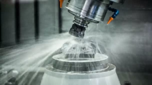 CNC-Fräsmaschine für Metallbearbeitung. Schneiden von Metall moderne Verarbeitungstechnologie. Kleine Schärfentiefe. — Stockvideo