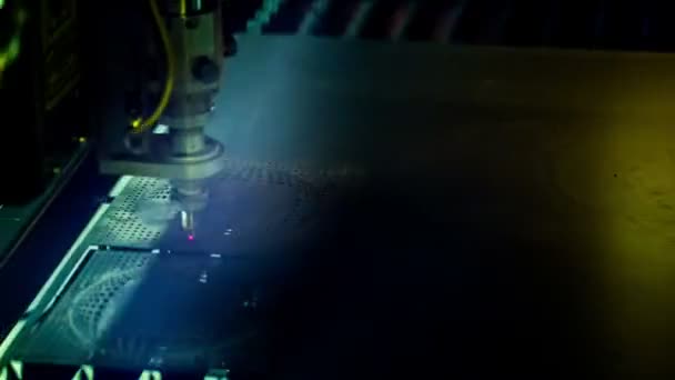 CNC κοπή μετάλλων λέιζερ, σύγχρονη βιομηχανική τεχνολογία. Μικρό βάθος πεδίου. — Αρχείο Βίντεο