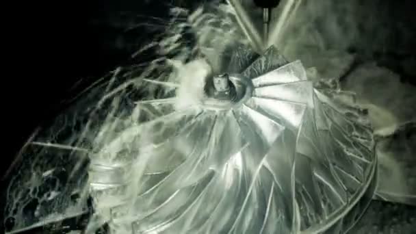 Fraiseuse CNC de travail des métaux. Découpe de la technologie de traitement moderne des métaux. Petite profondeur de champ.