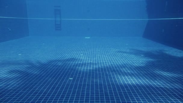 Water in een zwembad onderwater — Stockvideo