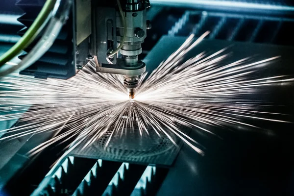 CNC laserové řezání kovu, moderní průmyslová technika. — Stock fotografie