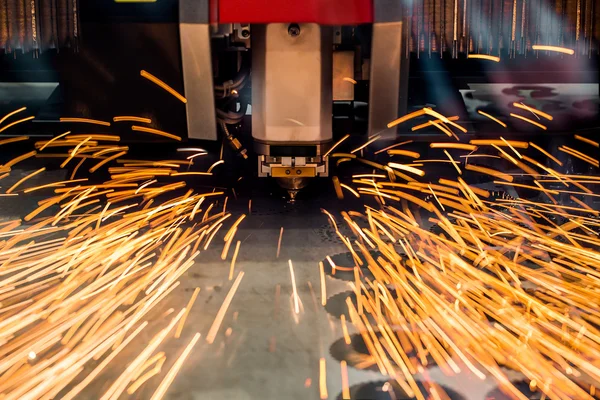 Découpe laser CNC de métal, technologie industrielle moderne. — Photo