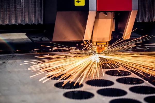 CNC laserové řezání kovu, moderní průmyslová technika. — Stock fotografie