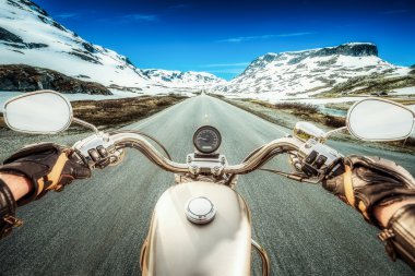 Motorcu birinci şahıs bakış, dağ geçmek Norveç'te