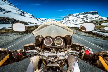 Motorcu birinci şahıs bakış, dağ geçmek Norveç'te