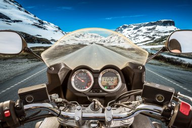 Motorcu birinci şahıs bakış, dağ geçmek Norveç'te