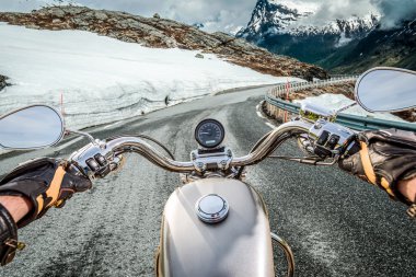 Motorcu birinci şahıs bakış, Dağ yılan gibi.