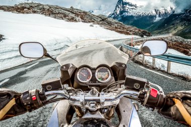 Motorcu birinci şahıs bakış, Dağ yılan gibi.