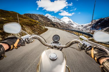 Motorcu birinci şahıs bakış, Dağ yılan gibi.