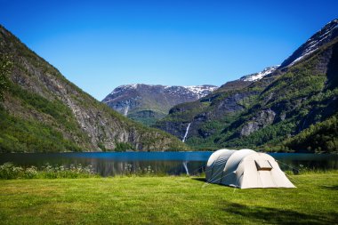 Turist çadırı gölün kıyısında.