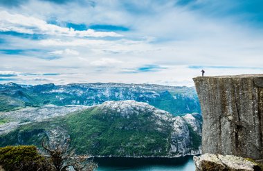 Doğa fotoğrafçısı Preikestolen veya Prekestolen