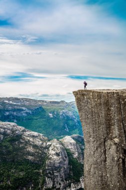 Doğa fotoğrafçısı Preikestolen veya Prekestolen
